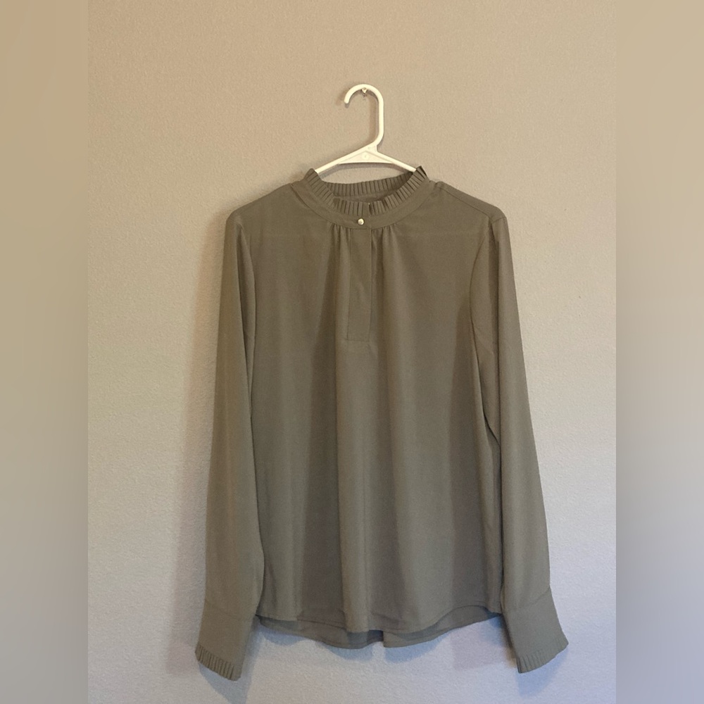 Calvin Klein NWOT grey chic blouse with collar and sleeve pleated detail.